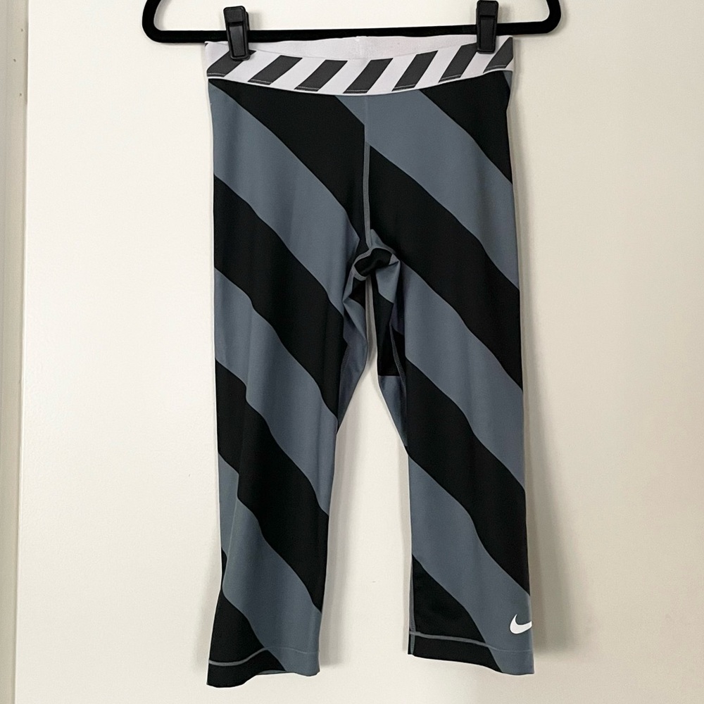 Black and gray Nike cropped workout leggings